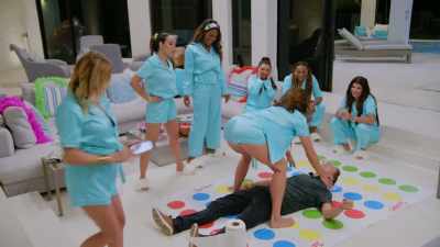 - Oh, my God, Luann!
all: Oh! - The Real Housewives Ultimate Girls Trip