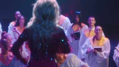 Oh my God, oh my God
can do anything! Ha! - Dolly Parton's Mountain Magic Christmas