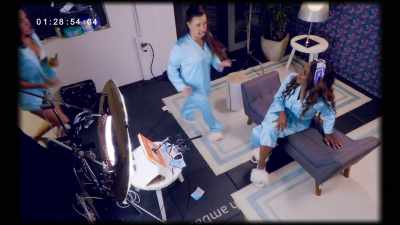 Oh, my God!
- [speaking indistinctly] - The Real Housewives Ultimate Girls Trip