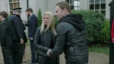 Oh, my God! Then, it is Gil. He -Elääkö? - Sharknado 5: Global Swarming