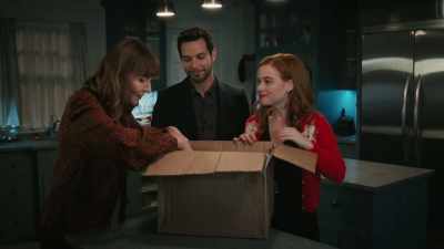 - Oh, my God.
- What are these doing in here? - Zoey's Extraordinary Christmas