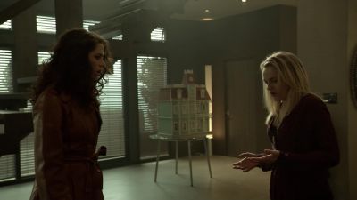 Oh, my God.
What the hell was that? - Hemlock Grove