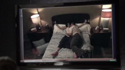 - Oh, god.
- What's she doing? - Rizzoli & Isles