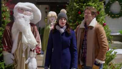 Oh my gosh. How does it smell so
good and we're not even inside? - Believe in Christmas