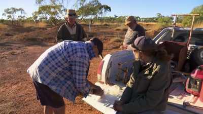 Oh, he got it wrapped up.
It must be a good one, eh?Yeah. - Outback Opal Hunters