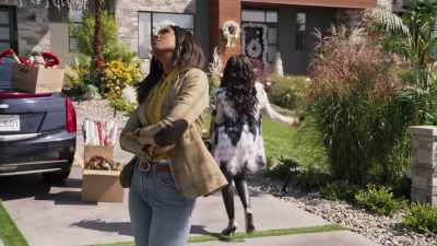 Oh, you gotta show me around!
Come on, Jacquie, let's go. - Merry Liddle Christmas