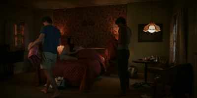Oh, you guys should sleep
in the bed. - The Summer I Turned Pretty