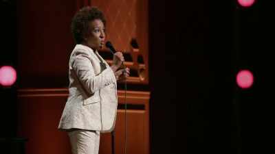 Oh, if he wants you to stay,
he'll give you a rose. - Wanda Sykes: Not Normal