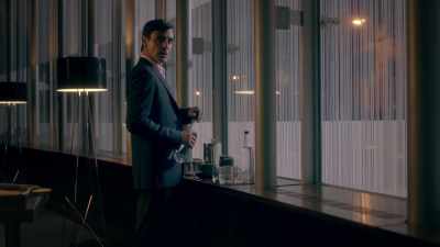 - Oh, hello. - Holly has something
she'd like to talk to you about. - Clique