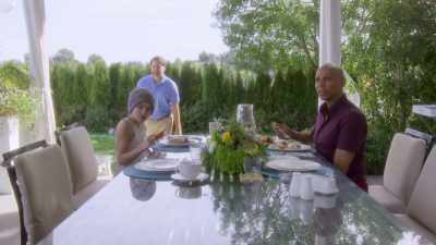 - Oh. Hello?
- Tommy, my man. - AJ and the Queen