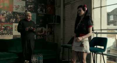- Oh, here we go.
- When I sing, eye contact all the time. - Back to Black