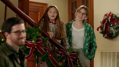 - Oh! Hey!
- Merry Christmas! - My Southern Family Christmas