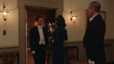 - Oh, hi, Jenkins.
- The lady's coat. - The Marvelous Mrs. Maisel