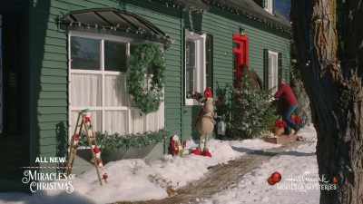 - Oh, honey. Come in!
- Oh! - Unlocking Christmas