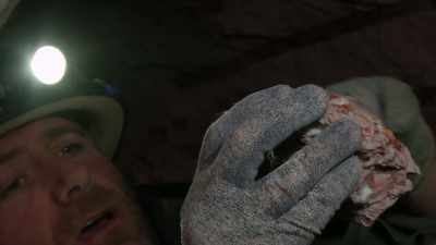 Oh, I didn't even see that.
(BOTH LAUGHING) - Outback Opal Hunters