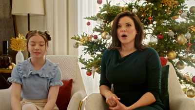- Oh, I-I don't think we--
- she's really pretty, - Mom's Christmas Boyfriend