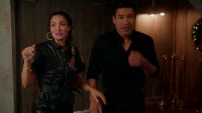 Oh, I missed you!
Yeah, uh- - Steppin' into the Holiday