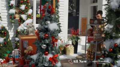 Oh, I need
more Christmas lights... - The Santa Stakeout