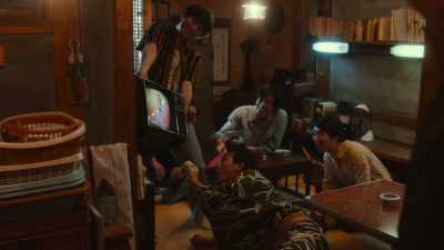 Oh, I think we can see them.
Hey, Take! Help us! - Asakusa Kid