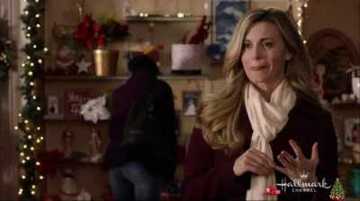 - Oh, I think so. What are you making?
- A wreath for the firehouse. - Christmas in Love
