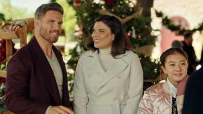 - Oh, I thought you knew,
I'm here - Mom's Christmas Boyfriend