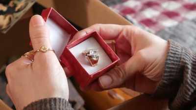 - Oh, I wonder if this is his World Series ring? - Snow Babes