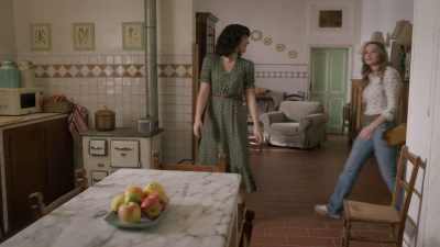 - Oh, this is a gorgeous kitchen.
- Grazie. - Two Scoops of Italy
