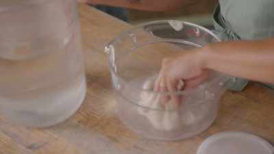 - Oh, this is like sensory
experience, right?
- Yeah. - What Am I Eating? With Zooey Deschanel