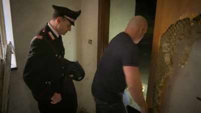 Oh, it is tight, isn't it? (exhales) - Ross Kemp: Mafia and Britain