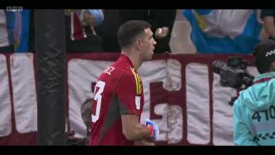 Oh, it's saved again! - Lionel Messi: Destiny
