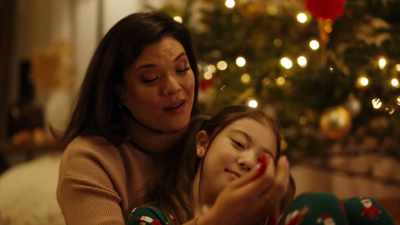 - Oh, you know it. All right, - Mom's Christmas Boyfriend