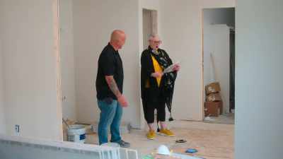 -Oh, look at that!
-[Mike laughs] - How To Build a Sex Room
