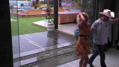 ♪ ♪
>> OH, LOOK AT THIS. - Love Island
