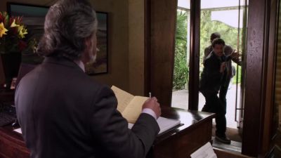 - Oh, may I help you?
- We need to get in. - Psych