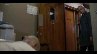 Oh, you must be the analyst? DCI Colin Sutton. - Manhunt