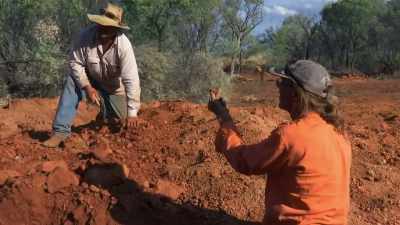 Oh, nice, thick band, eh?
Yeah. - Outback Opal Hunters