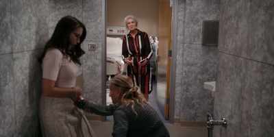 Oh no, Carrie... you're peeing. - And Just Like That…