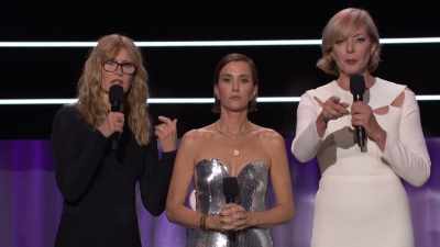 -Oh, now I know who you are.
Yes, I got it. - Carol Burnett: 90 Years of Laughter + Love
