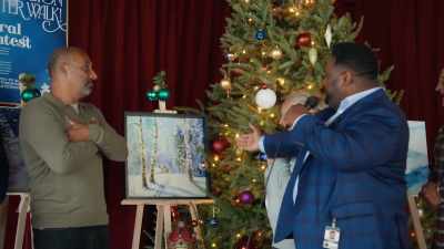 -Oh! Oh!
-[applause] - Our Christmas Mural