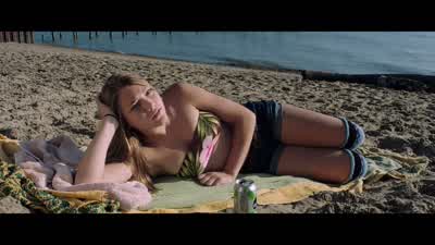 Oh. Oh my God! Help me. Jay, what is it? Please help! Help me! - It Follows