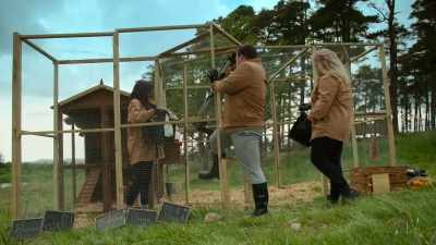 - Oh! Oh my God.
- Just lock it, and I'll let 'em out. - Snowflake Mountain