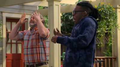 - Oh, oh.
- He sprayed us. - Side Hustle