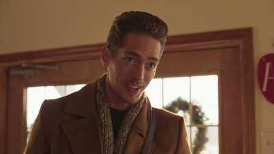 Oh, this place smells
as fantastic as usual. - Christmas at the Amish Bakery