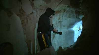 Oh, shit. Shit.
Look at this. - Jack Osbourne's Night of Terror: UFOs