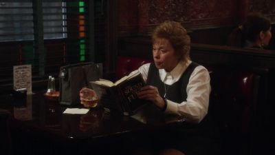 Oh, should we join her?
She's sitting by herself. - Rizzoli & Isles