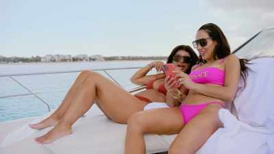 - Oh, for sure. Ah! - The Real Housewives Ultimate Girls Trip