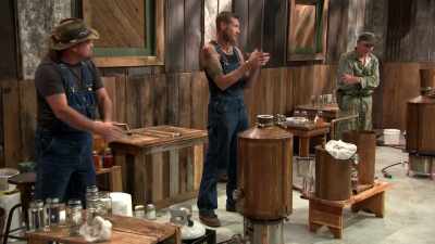 -Oh. Thank you. Thank you.
-[staggered clapping] - Moonshiners: Master Distiller