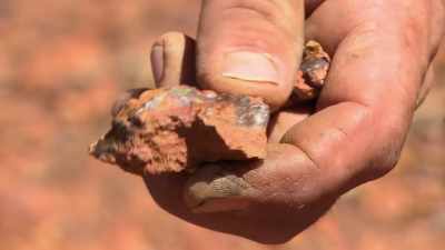 Oh, that's a beautiful colour,
look how bright it is. - Outback Opal Hunters