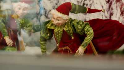 - Oh, that's adorable!
- Sledding! - Mom's Christmas Boyfriend