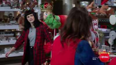 -Oh, that's gorgeous.
-[indistinct chatter] - Under the Christmas Tree